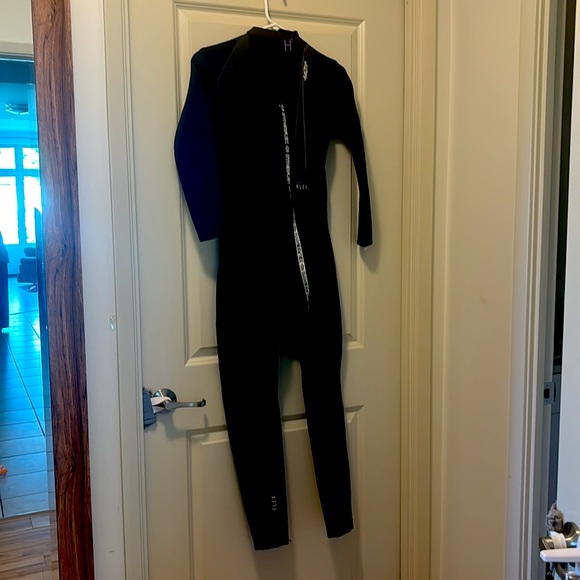 Women’s Size 8 Wetsuit - Picture 2 of 5